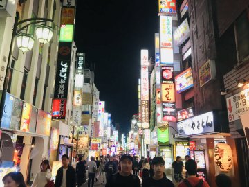 新宿娛樂 💪 一路食飯一路睇現場摔角你試過未？！