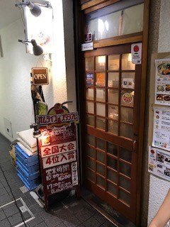 入到條巷仔最入就係啦~~外面有櫈比你坐住等