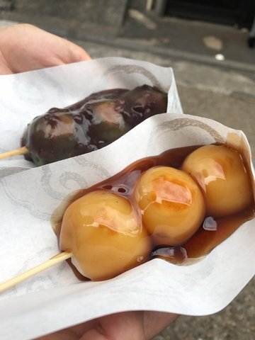 抹茶紅豆丸子（左）原味丸子（右）