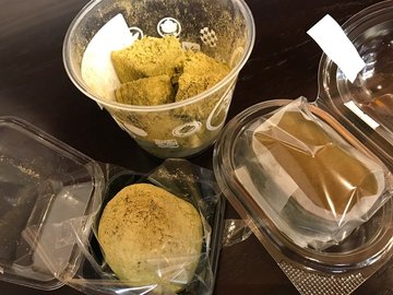 抹茶蕨餅(左上)，抹茶大福(左下)，抹茶蛋糕(右)
