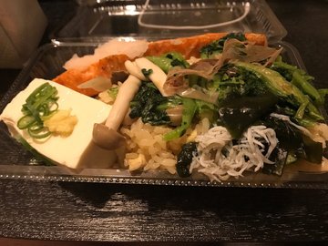 煎三文魚扒、冷豆腐、菠菜本菇漬,期間限定雜菌飯同魚仔乾海帶