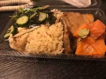 青瓜漬、煎油甘魚,三文魚刺身同期間限定雜菌飯