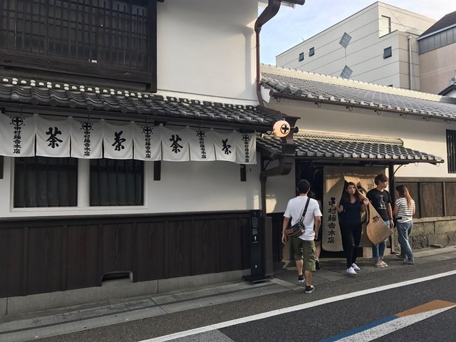 見到呢座建築物外面掛住十字既符號,就係中村藤吉既標誌啦
