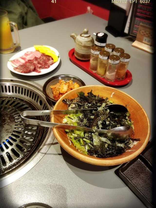 燒肉、泡菜、わかめともみ海苔のサラダ