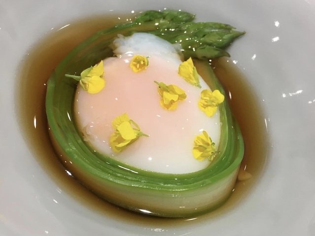 薄切嫩蘆筍包住流心溫泉蛋，醬汁微甜～清鮮爽滑。