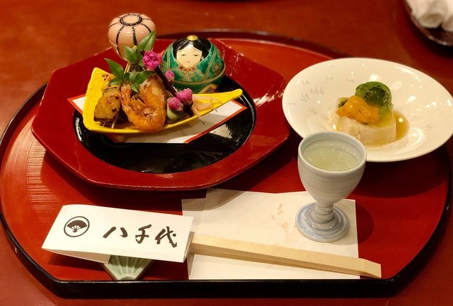 冰凍甜酒、一塊入口即溶的豆腐和擺放在一起的小小和物