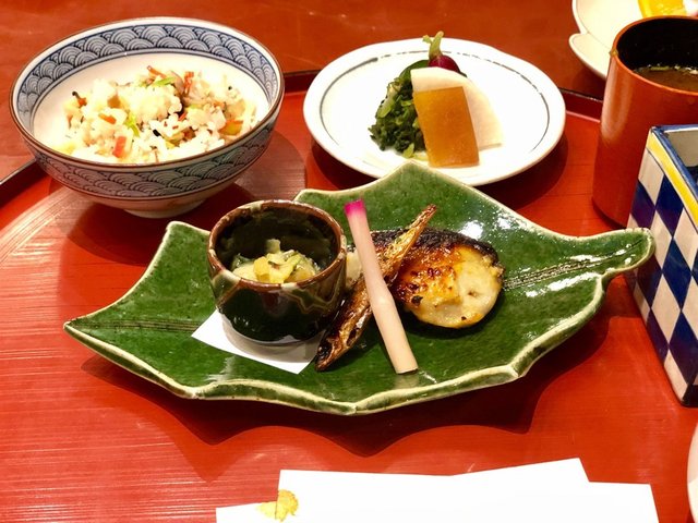 燒青魚、雜色飯、一些漬物和青魚漬