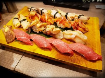 極上大卜口壽司、北寄貝壽司、赤貝壽司、火灸吞拿魚壽司、帶子壽司、鮑魚壽司、象拔蚌壽司