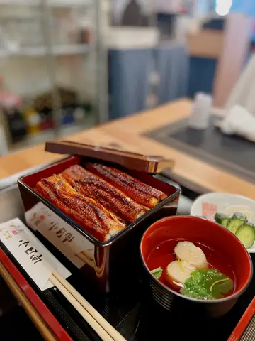 極上鰻魚丼(大丸1匹半) + お吸い物(湯)・香の物付き(配菜) 
