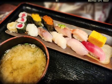 握り特上10貫（中トロ、イクラ、ウニ入り）＋巻物