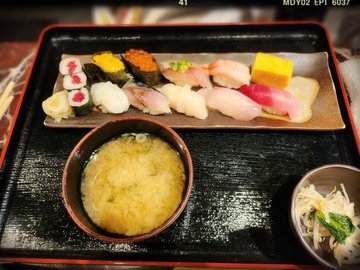 握り特上10貫（中トロ、イクラ、ウニ入り）＋巻物