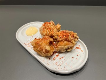Fried Chicken Served with spices and mayonnaise. 　炸雞塊 ⾹料＆美乃滋