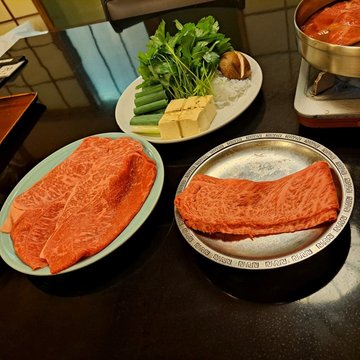 午餐壽喜燒A餐(綠色碟)，另加一份牛肉E(銀色碟)