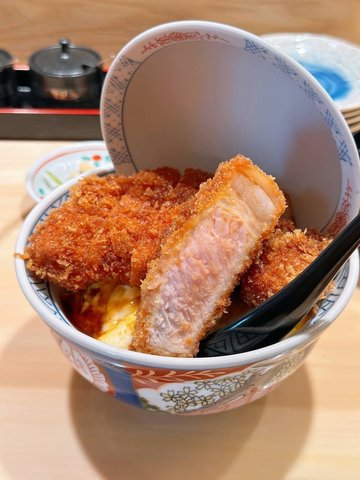神戸ポークプレミアム 特選厚切リブロース焼きかつ丼220g(上) 