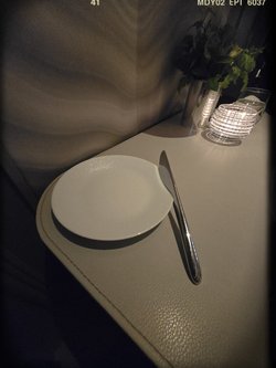 牛油刀剛好掛喺麵包碟邊,設計獨特且實用