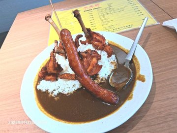 Fried chicken on the bone and sausage curry